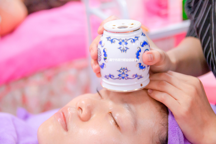 艾灸罐艾灸額頭的好處，廣西艾灸學(xué)校課程講解