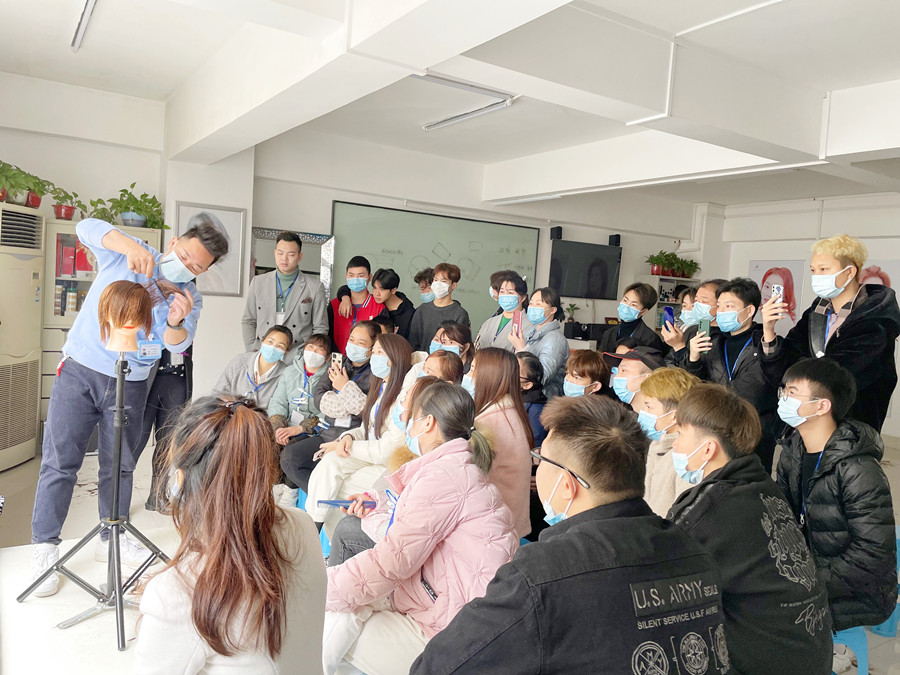 南寧美發(fā)學(xué)校推薦適合男生學(xué)的技術(shù)