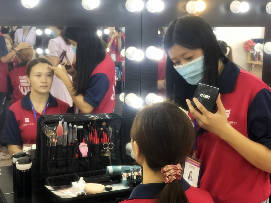 如何打造自然底妝？廣西彩妝教學(xué)基礎(chǔ)