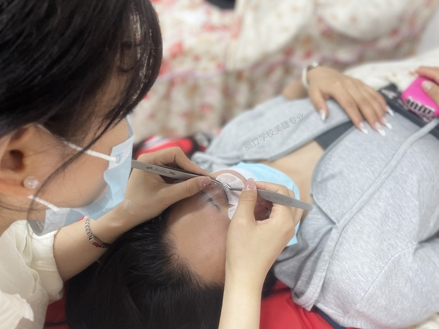 南寧美睫：不同經(jīng)驗的美睫師如何選擇膠水？