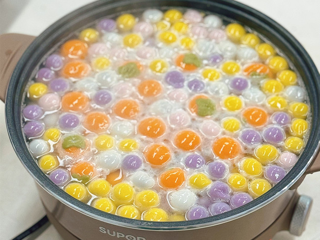 南寧美業(yè)職業(yè)培訓(xùn)學(xué)校舉行元宵活動