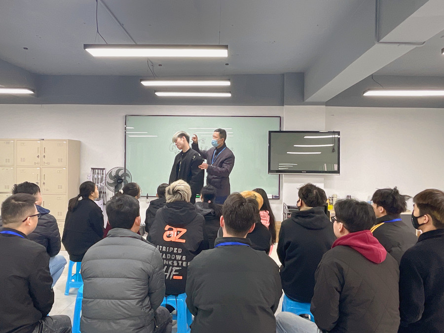 起發(fā)腳是什么？南寧學(xué)理發(fā)剪發(fā)培訓(xùn)