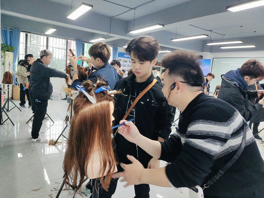 南寧剪女發(fā)哪里時尚？南寧哪里可以學(xué)剪女？