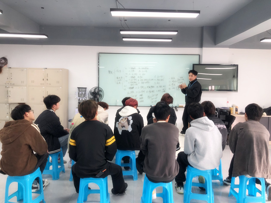 美發(fā)店常用的燙發(fā)方式，廣西燙染專業(yè)技術(shù)學(xué)校總結(jié)分享