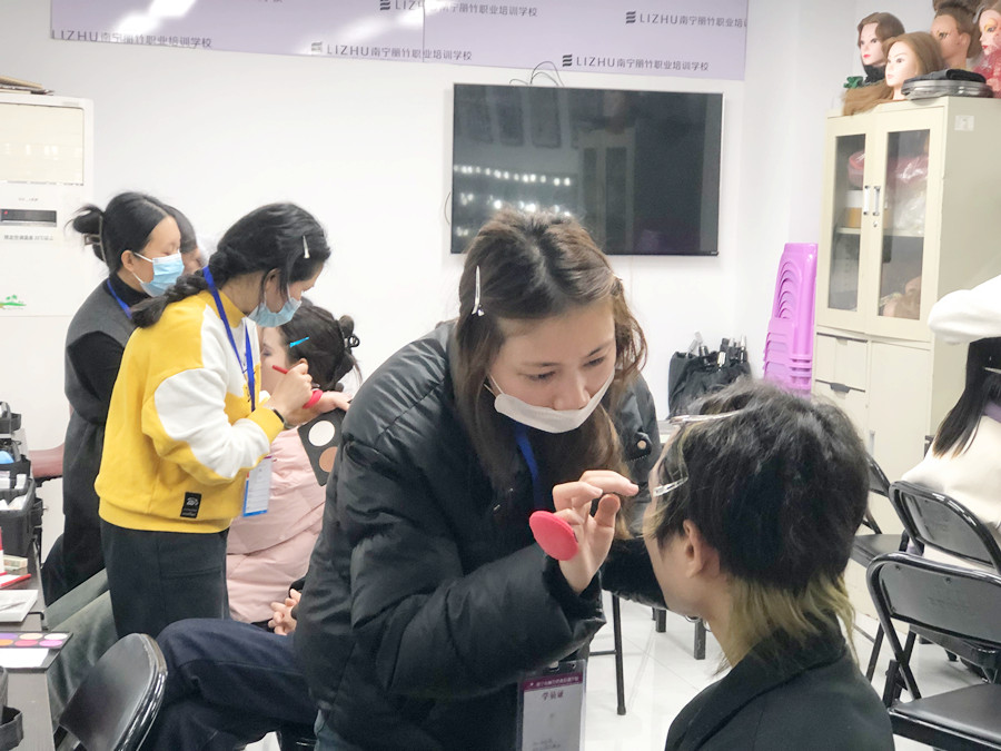 廣西化妝基礎(chǔ)短期：零基礎(chǔ)學(xué)化妝入門學(xué)什么？