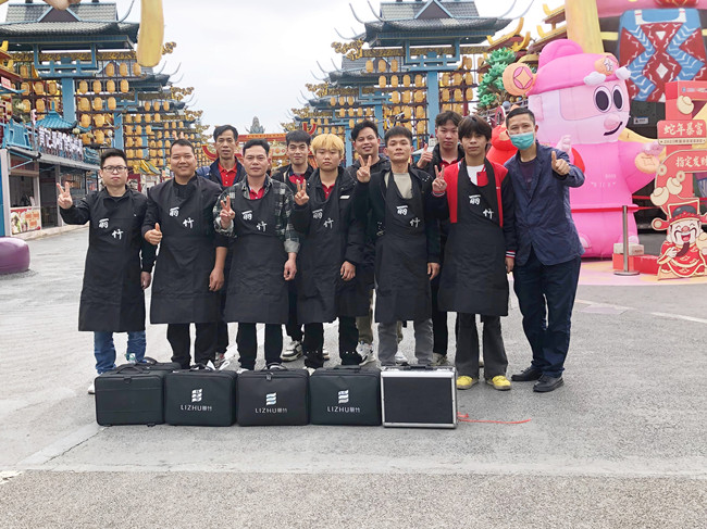 廣西美發(fā)職業(yè)學(xué)?！岸露挲堫^”義剪活動(dòng)