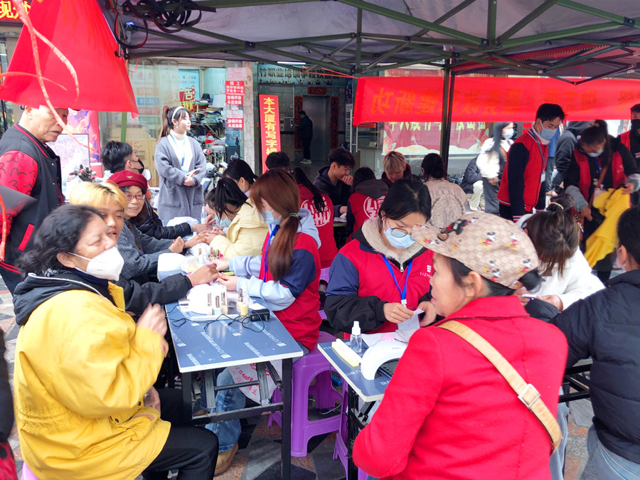 美甲活動(dòng)免費(fèi)，南寧美甲造型專(zhuān)業(yè)學(xué)校開(kāi)啟“學(xué)雷鋒月”