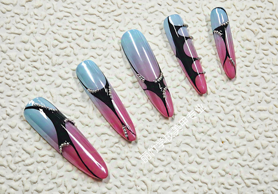  漸變線條美甲，廣西美甲學院實訓作品