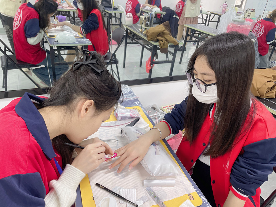 光療美甲進(jìn)氣泡怎么辦？南寧美甲課件講解