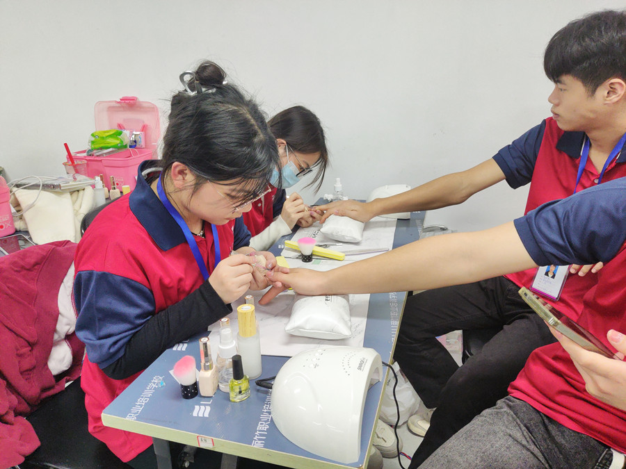 南寧學(xué)美甲的年齡限制？南寧學(xué)美甲去哪里？