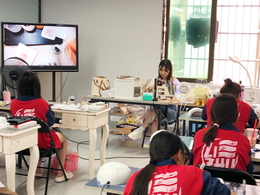 想在南寧學(xué)美甲技術(shù)，歡迎報讀麗竹學(xué)校