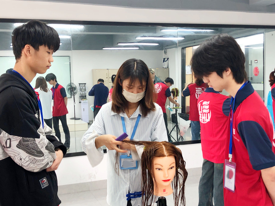 標(biāo)準(zhǔn)杠練習(xí)重點(diǎn)，南寧花式燙發(fā)學(xué)校解析