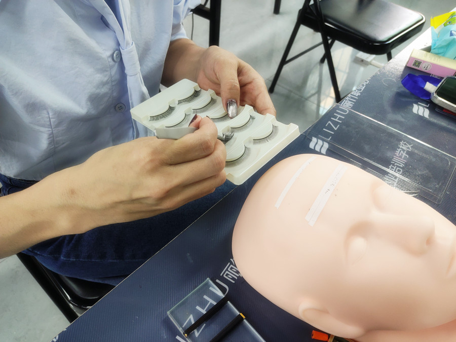 美睫單根嫁接教程，南寧美睫專業(yè)培訓(xùn)