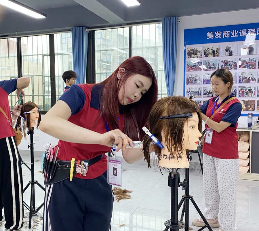 幼態(tài)臉選發(fā)型的關(guān)鍵，南寧剪發(fā)造型女士教學(xué)