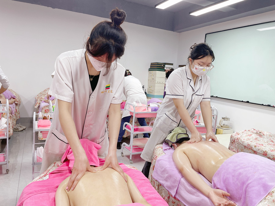 推背時如何發(fā)力？南寧美容美體教程