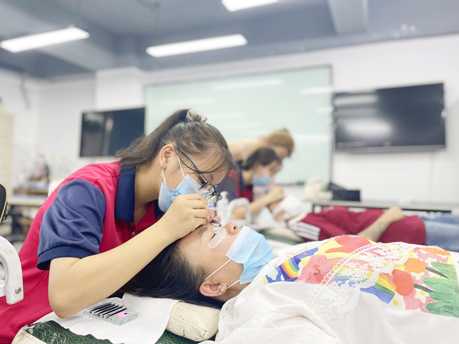 如何成為高價美睫師？南寧美睫學校排行分享技巧