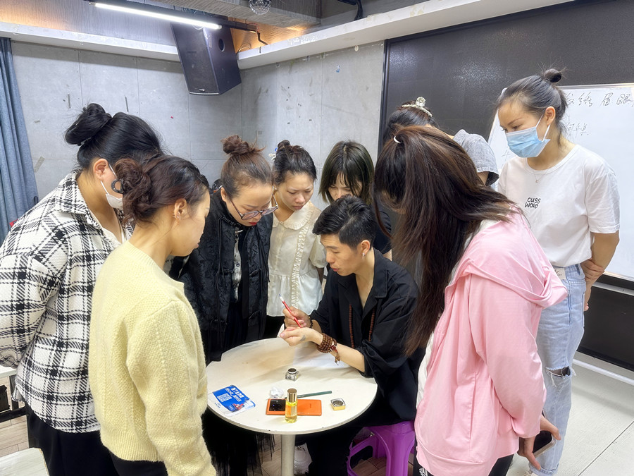 薄唇和厚唇的調(diào)整方法，廣西紋繡進(jìn)修深造培訓(xùn)?