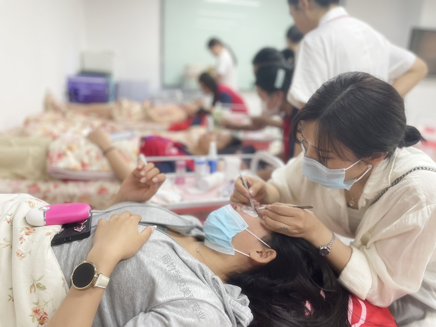 嫁接美睫后如何修補(bǔ)？南寧美睫教學(xué)