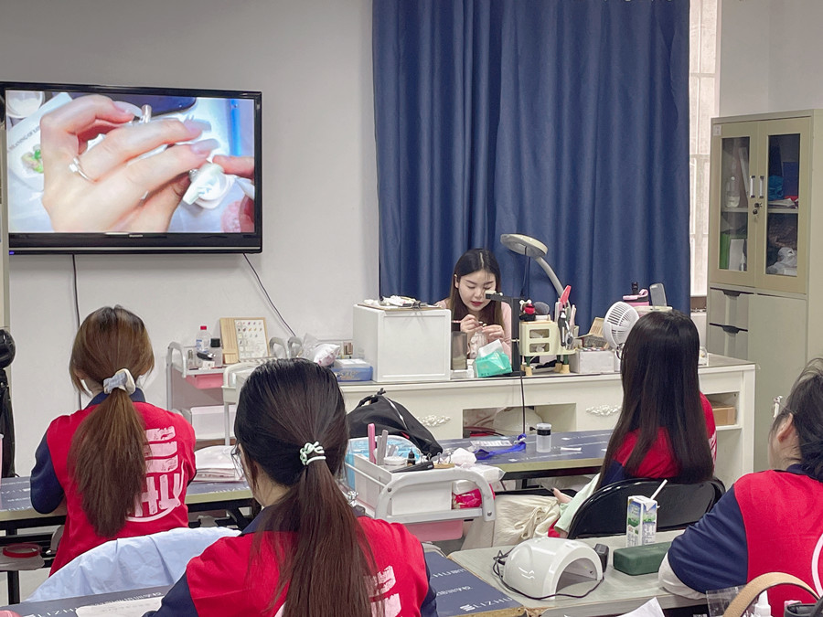 廣西學美甲有前途嗎？廣西美甲行業(yè)的前景如何？