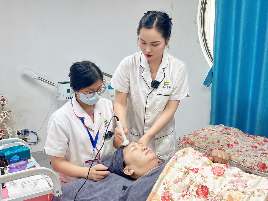 定期深層清潔面部肌膚的好處，廣西美容護膚學習