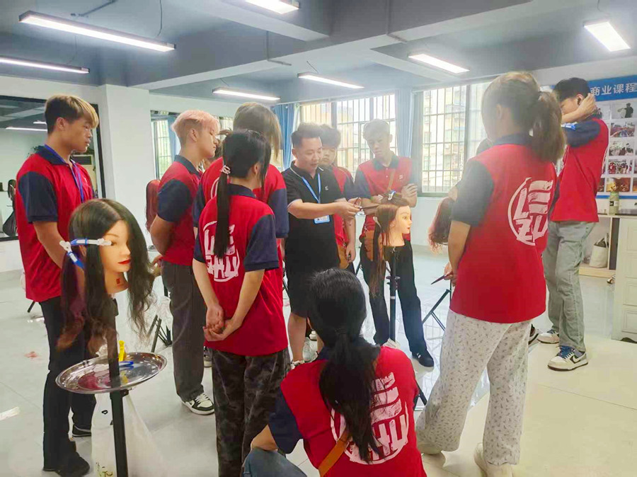 高層次鎖骨發(fā)的特點，0基礎(chǔ)學剪發(fā)