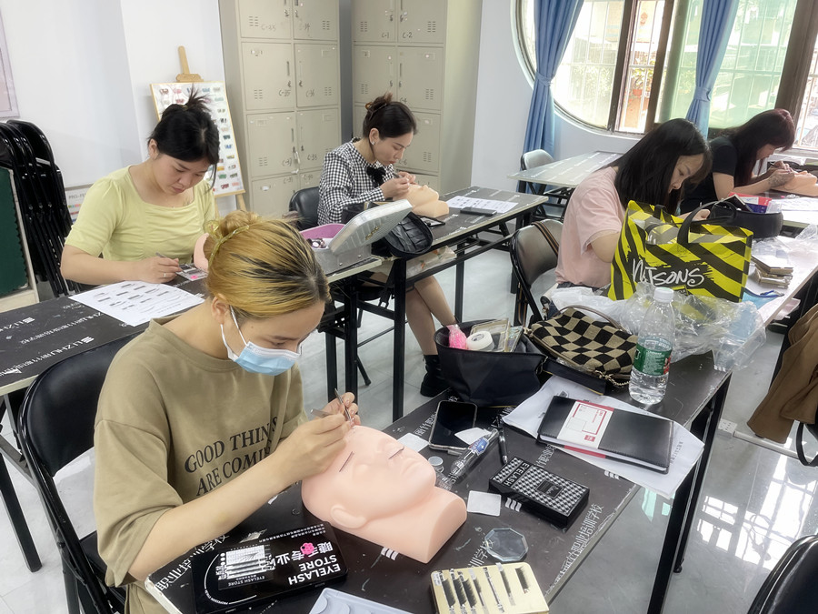 睫毛的基礎(chǔ)知識，南寧美甲培訓正規(guī)講解