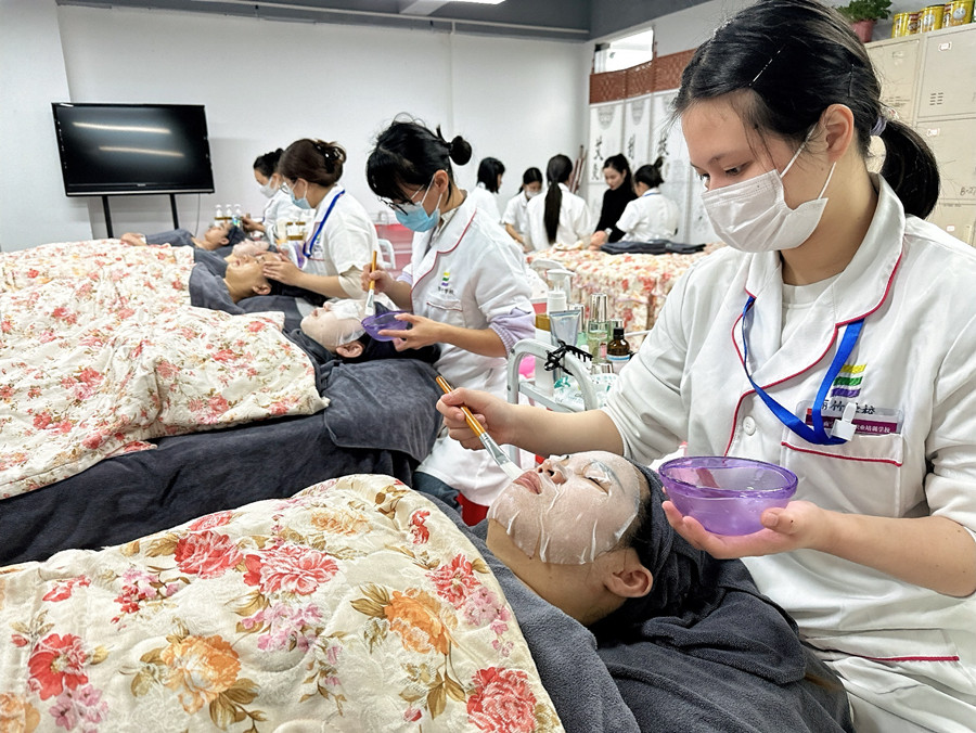 水膜的核心作用是什么？南寧美容培訓(xùn)機(jī)構(gòu)