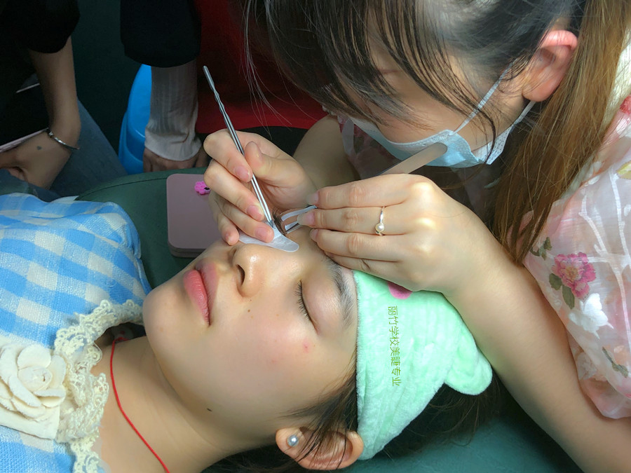 美睫師拿鑷子的標(biāo)準(zhǔn)，美睫教學(xué)零基礎(chǔ)