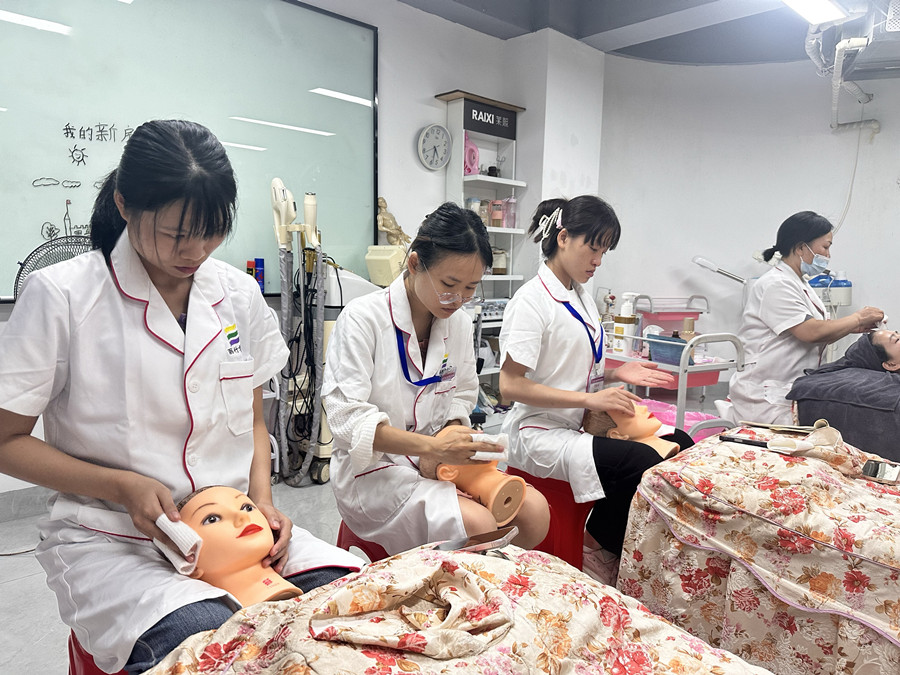 美容新手用假頭模練習的好處，學美容0基礎(chǔ)