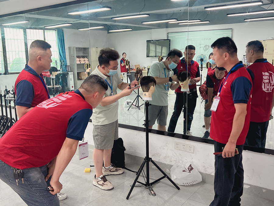 學(xué)美發(fā)0基礎(chǔ)，廣西美發(fā)專業(yè)學(xué)校手把手教學(xué)