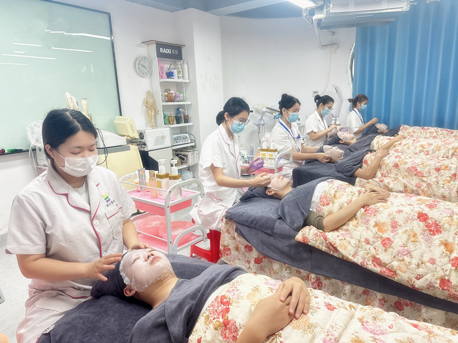 面部護理實操課堂練習，南寧美容護膚實訓