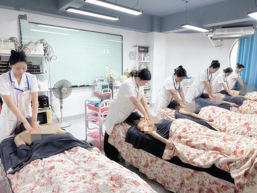 零基礎背部按摩實操課，廣西美容課堂隨拍