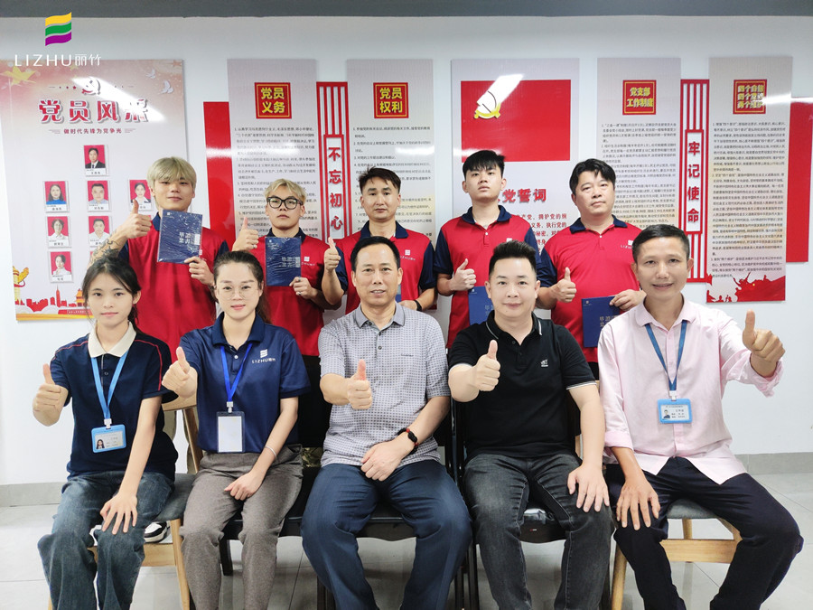 廣西美發(fā)學(xué)校畢業(yè)，校長頒發(fā)證書寄祝福