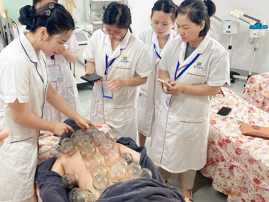 廣西美容真人實操，解鎖背部拔罐新技能