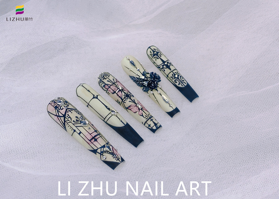 手繪花窗美甲，南寧美甲設(shè)計作品賞析