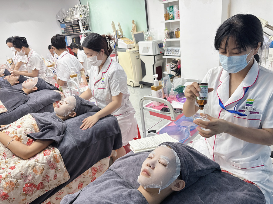 初秋面部補(bǔ)水護(hù)理，廣西皮膚管理操作講解