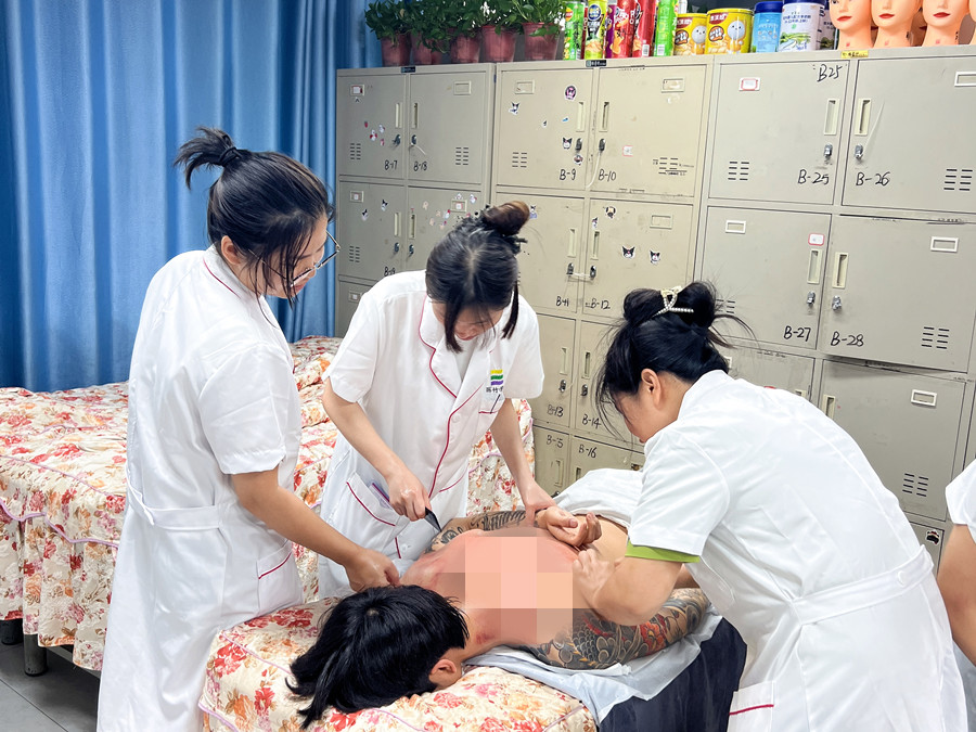 背部刮（sha）痧練習(xí)課堂，南寧健康管理美容