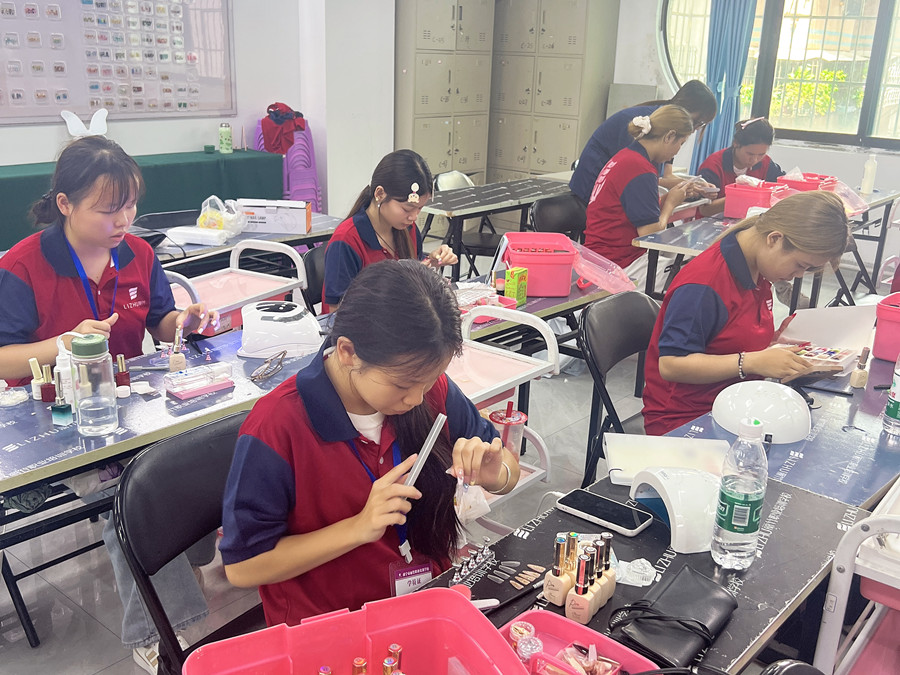 新手打磨甲片的技巧，南寧美甲訓(xùn)練