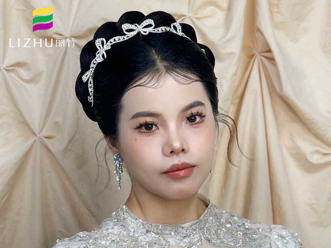 南寧新娘跟妝學(xué)習(xí)：婚禮新娘造型