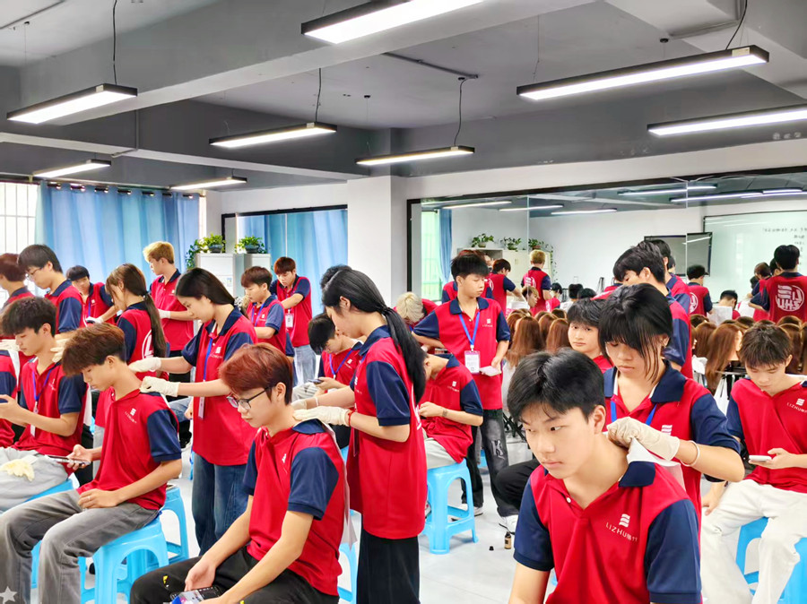 美發(fā)洗護精油按摩肩頸的好處，廣西洗護專業(yè)學(xué)校講解