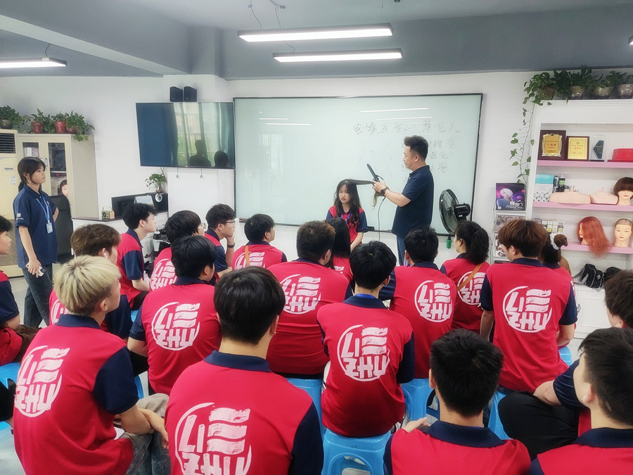 通用燙發(fā)后打理技巧，廣西燙染專業(yè)學(xué)校分享