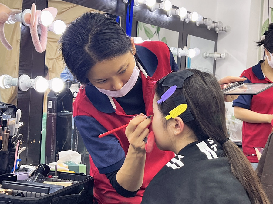 廣西彩妝實(shí)操，記錄同學(xué)們的每次努力