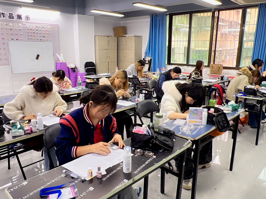 學(xué)美甲零基礎(chǔ)，南寧美甲美睫學(xué)校