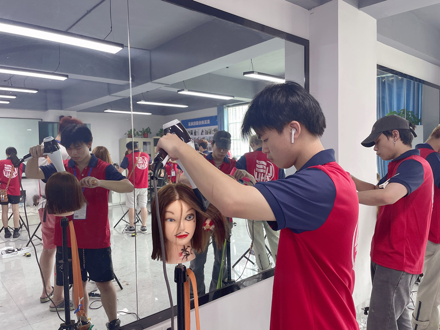 洗完頭應(yīng)不應(yīng)該包頭發(fā)？廣西美發(fā)教學(xué)