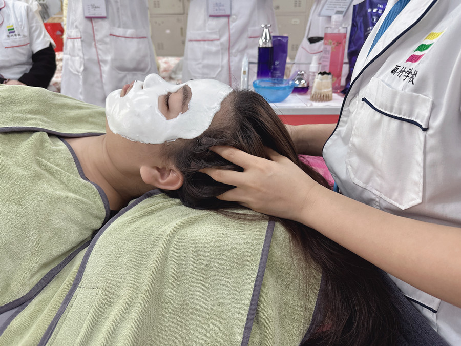 南寧美容實訓(xùn)：敷膜的要點技巧