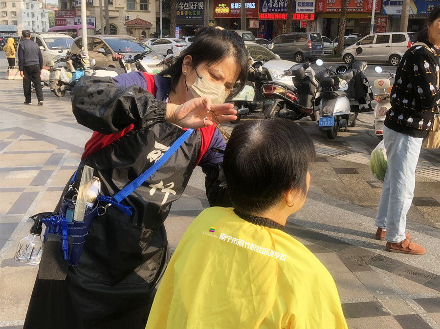 南寧剪發(fā)培訓(xùn)：新手如何挑選美發(fā)剪刀？