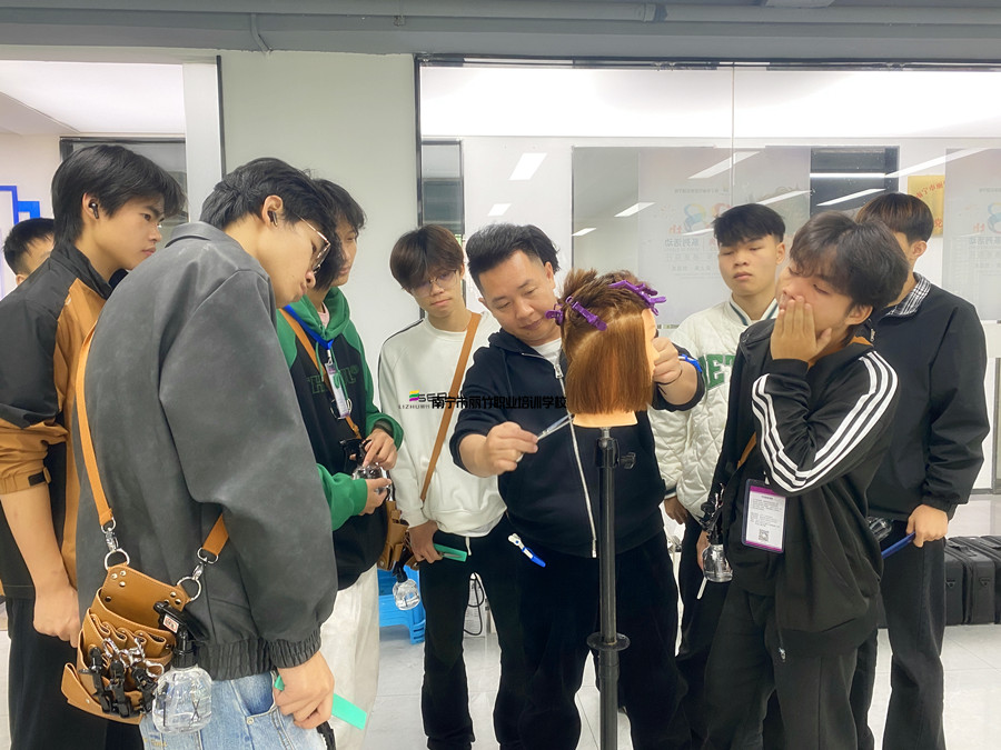 圓形層次修剪，廣西剪發(fā)技術(shù)學(xué)校