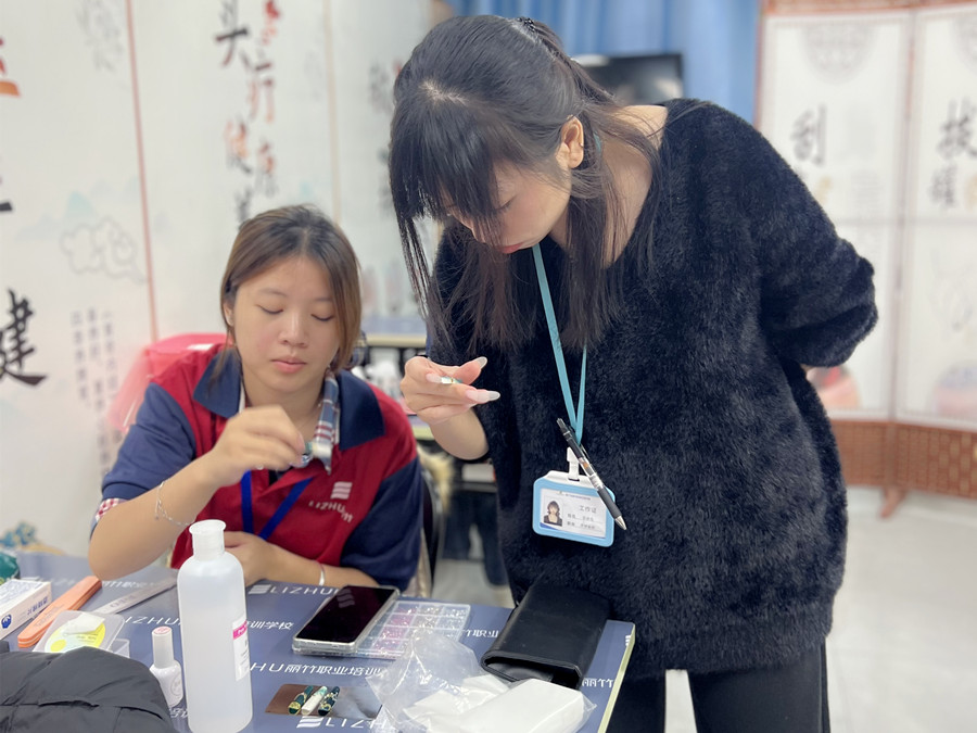 輕奢綠色貓眼美甲，南寧專業(yè)美甲學(xué)校學(xué)員作品