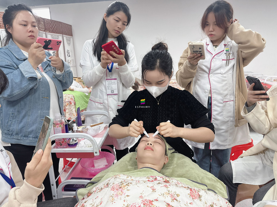 額頭撥筋的注意事項(xiàng)，廣西美容護(hù)膚課件講解