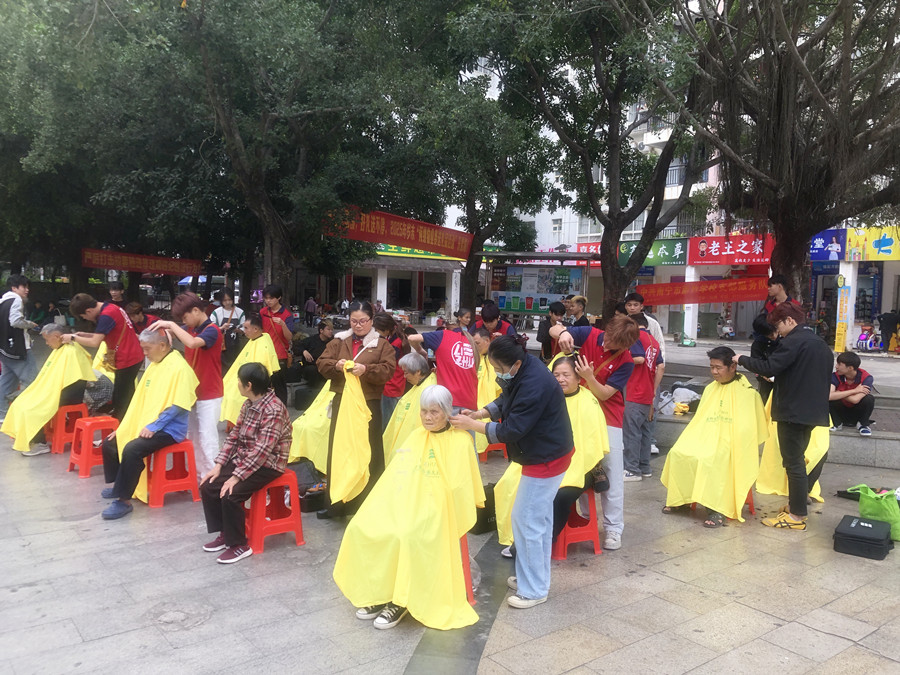 南寧美發(fā)學(xué)校外出實(shí)踐活動(dòng)，檢驗(yàn)學(xué)員技術(shù)能力